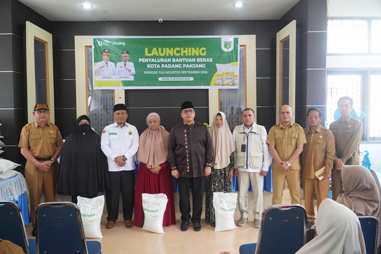 Bantuan Beras Disalurkan, Wako Hendri Arnis Berharap Warga Beranjak dari Kemiskinan